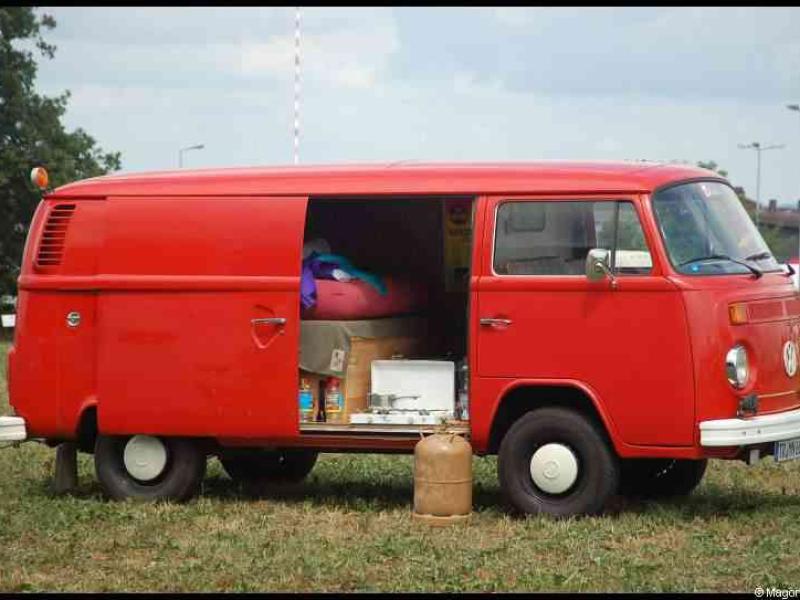 Luxbug 2010: красный фургон VW на лужайке в Люксембурге