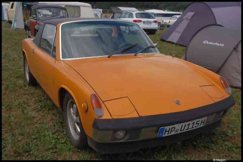 Luxbug 2010: оранжевый Porsche 914 на лужайке между палатками