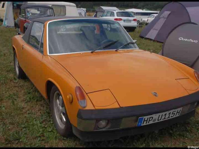 Luxbug 2010: оранжевый Porsche 914 на лужайке между палатками