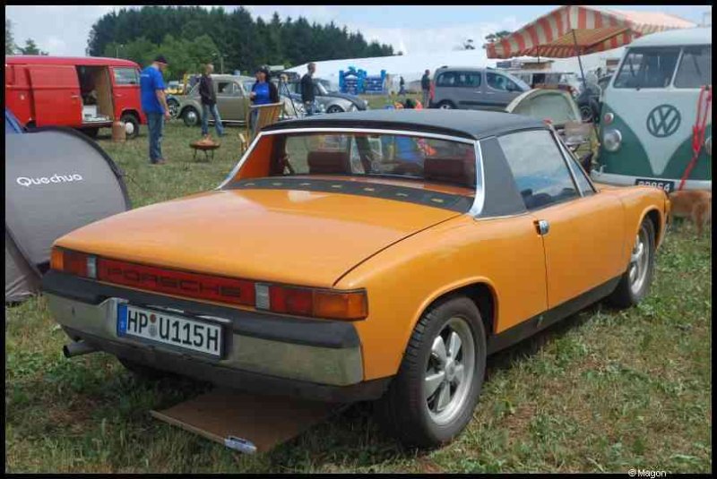 Luxbug 2010: оранжевый Porsche 914 на зелёной лужайке в Люксембурге