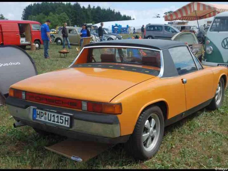 Luxbug 2010: оранжевый Porsche 914 на зелёной лужайке в Люксембурге
