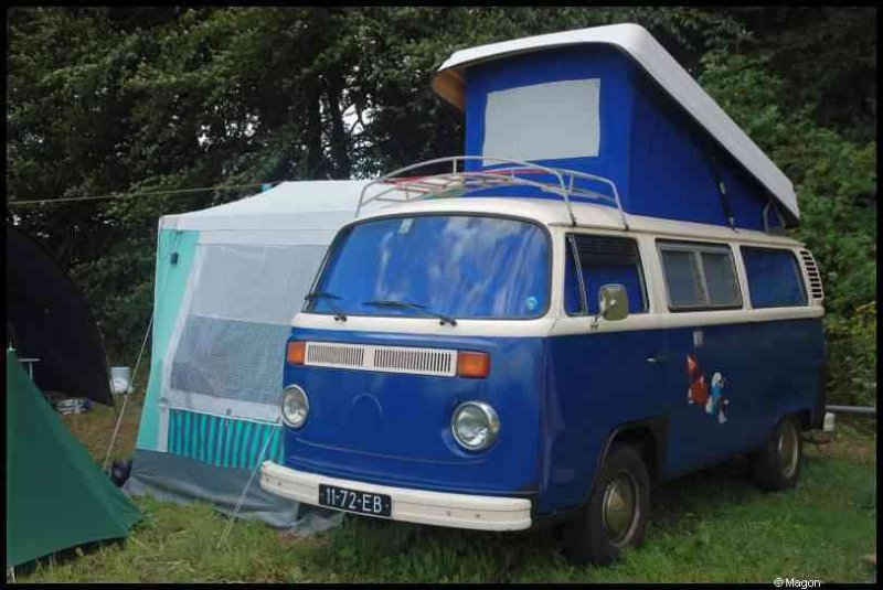 Luxbug 2010: синий VW T2 с подъёмной крышей у палатки в Люксембурге