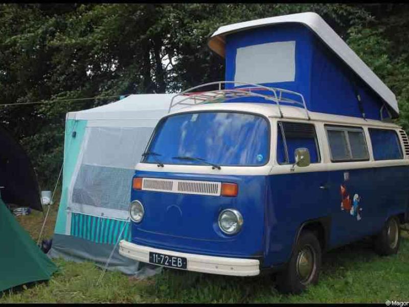 Luxbug 2010: синий VW T2 с подъёмной крышей у палатки в Люксембурге