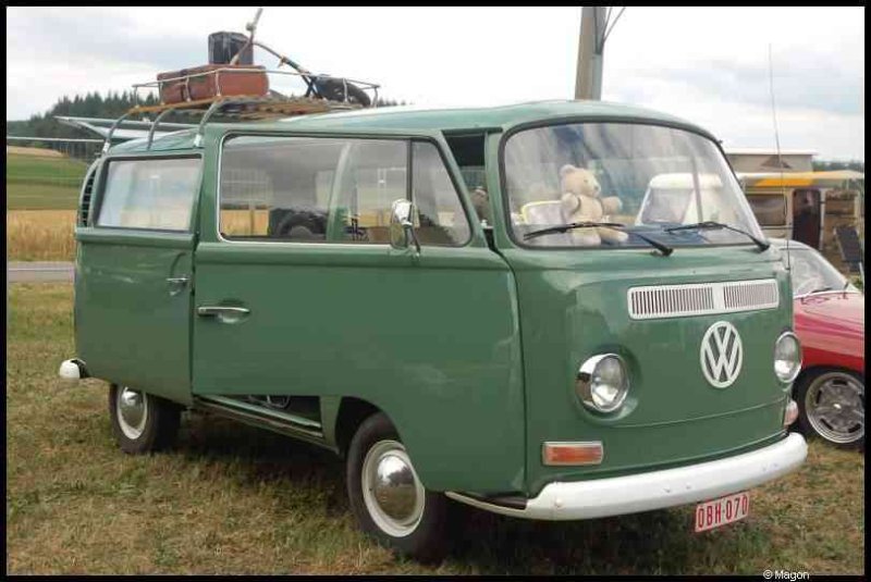 Luxbug 2010: зелёный VW Type 2 с рюкзаком и мишкой на крыше в Люксембурге
