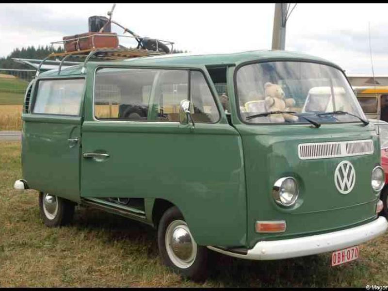 Luxbug 2010: зелёный VW Type 2 с рюкзаком и мишкой на крыше в Люксембурге