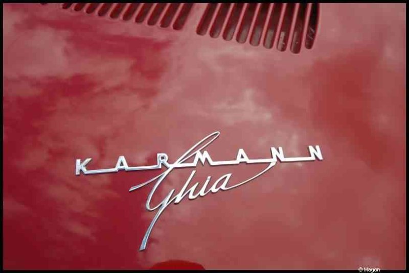 Luxbug 2010: хромированный логотип Karmann Ghia на красной кузове