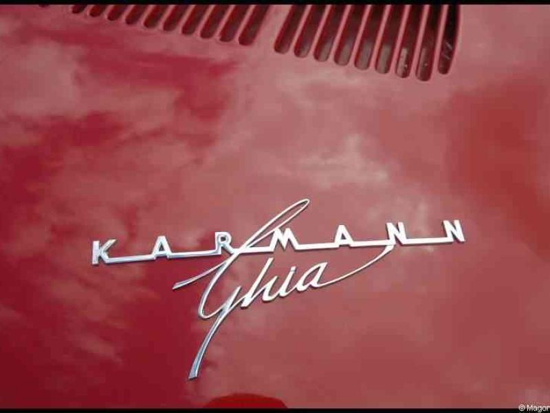 Luxbug 2010: хромированный логотип Karmann Ghia на красной кузове