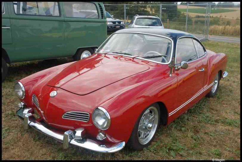 Luxbug 2010: красный VW Karmann Ghia на лужайке у зелёного фургона