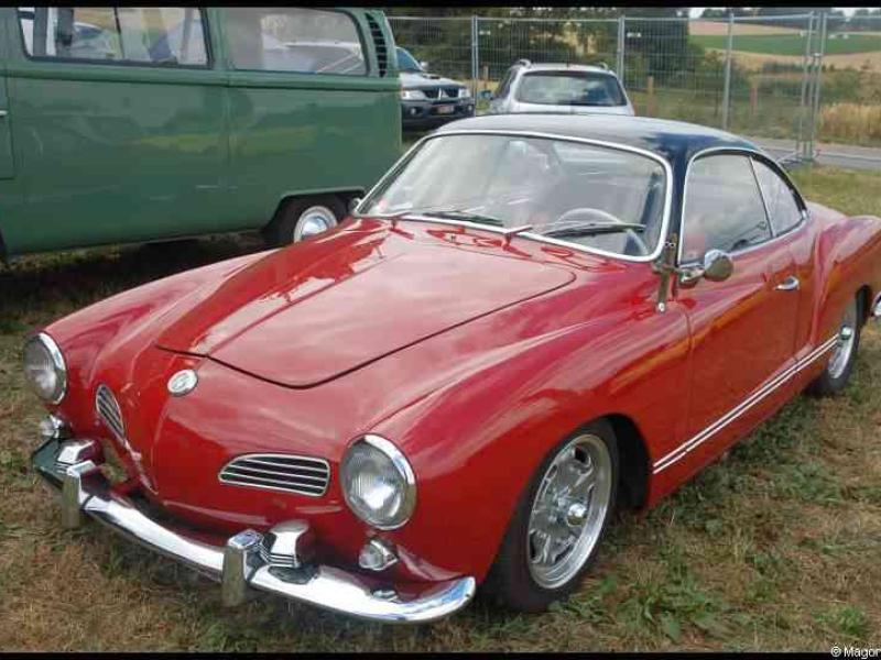 Luxbug 2010: красный VW Karmann Ghia на лужайке у зелёного фургона