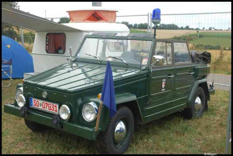 Luxbug 2010: зелёный VW Iltis с синим мигалкой в Люксембурге