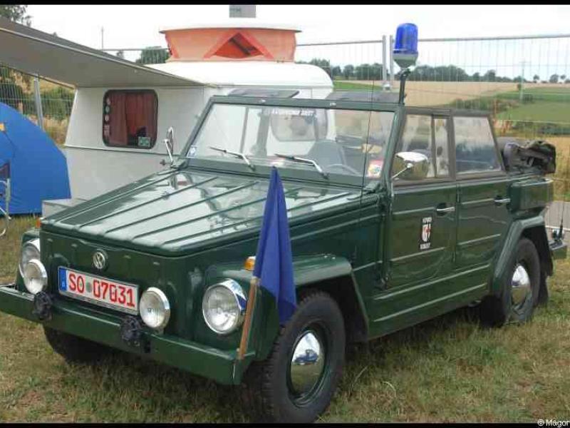 Luxbug 2010: зелёный VW Iltis с синим мигалкой в Люксембурге