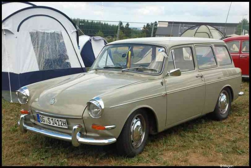 Классический Volkswagen Type 3 Variant светло-бежевого цвета на выставке автомобилей