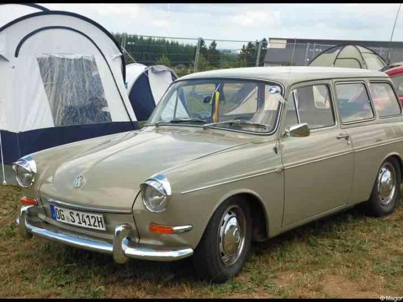 Классический Volkswagen Type 3 Variant светло-бежевого цвета на выставке автомобилей