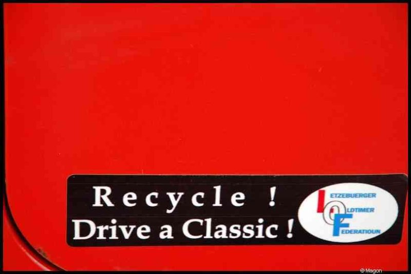 Luxbug 2010: красный бампер с надписью «Recycle! Drive a Classic!»