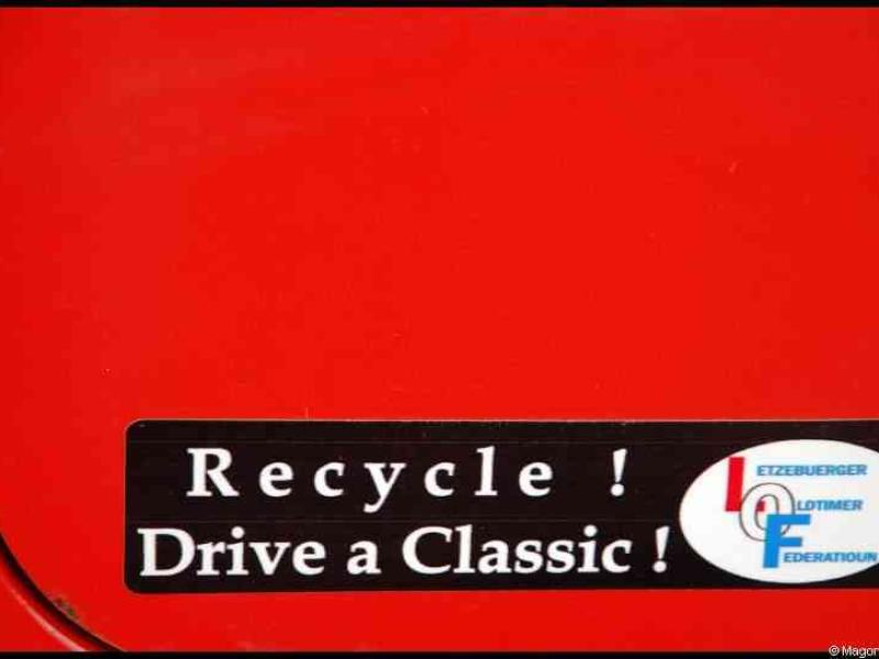 Luxbug 2010: красный бампер с надписью «Recycle! Drive a Classic!»