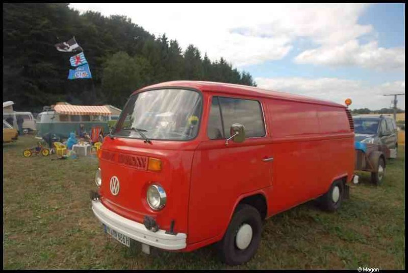 Luxbug 2010: красный VW T2 на лужайке фестиваля в Люксембурге