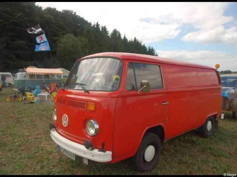 Luxbug 2010: красный VW T2 на лужайке фестиваля в Люксембурге