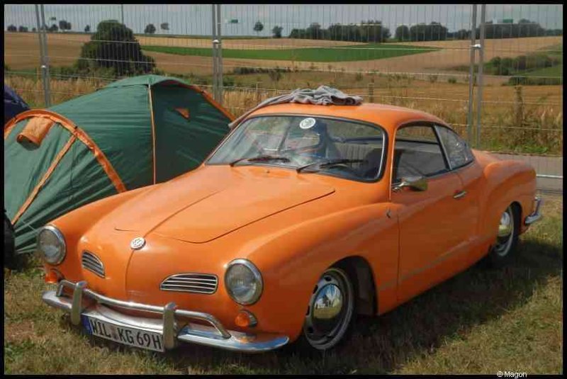 Luxbug 2010: оранжевый VW Karmann Ghia у зелёной палатки в Люксембурге