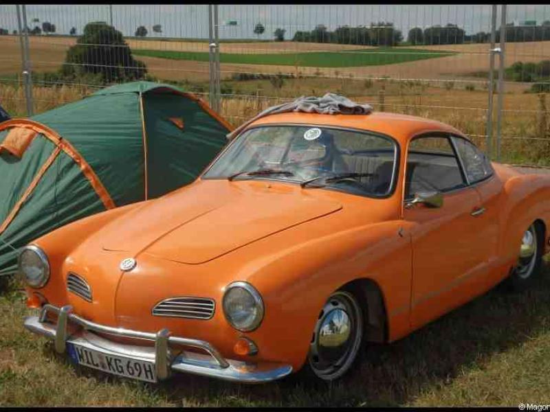 Luxbug 2010: оранжевый VW Karmann Ghia у зелёной палатки в Люксембурге