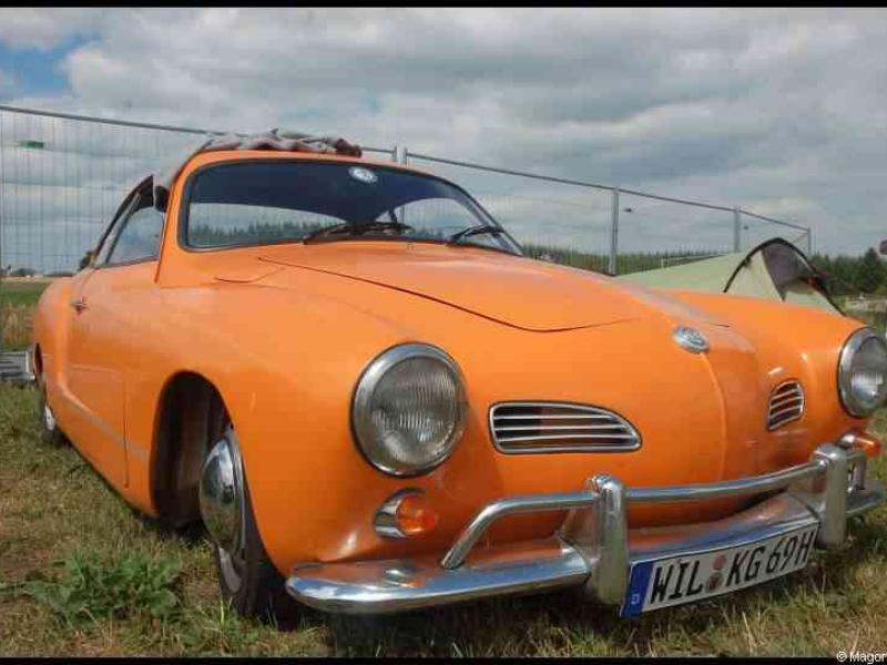 Luxbug 2010: оранжевый VW Karmann Ghia на лужайке у забора