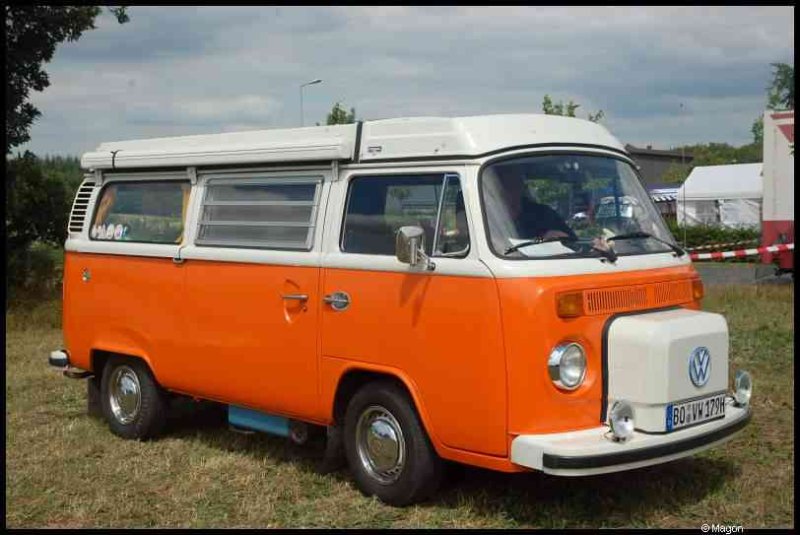 Luxbug 2010: оранжевый VW T2 с белым верхом на лужайке Люксембурга