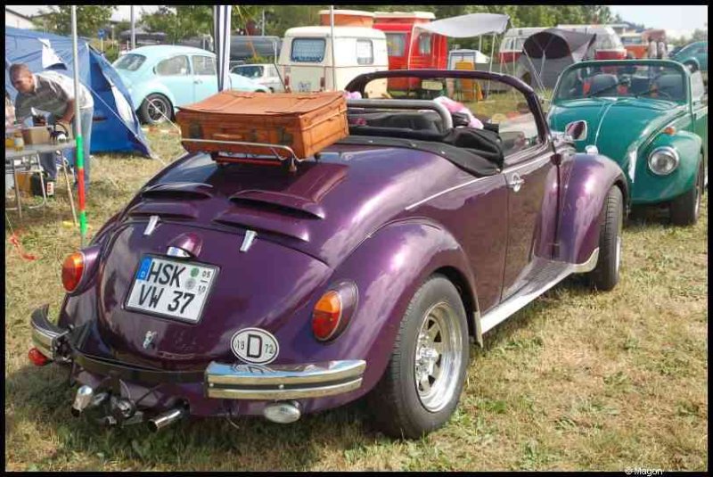 Luxbug 2010: фиолетовый кабриолет VW с чемоданом на багажнике в Люксембурге