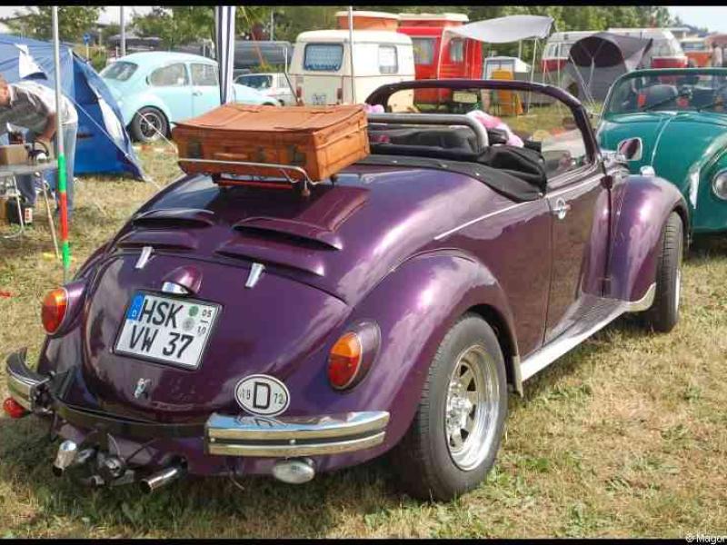 Luxbug 2010: фиолетовый кабриолет VW с чемоданом на багажнике в Люксембурге