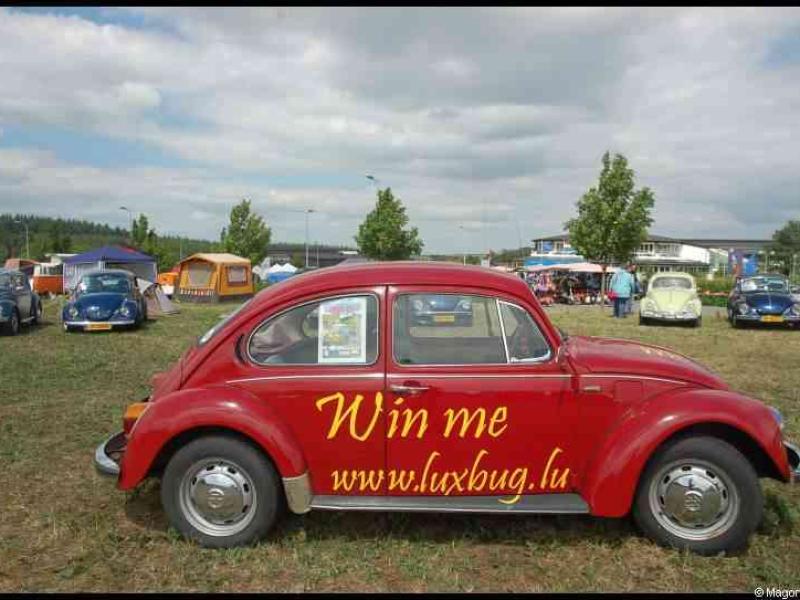 Luxbug 2010: красный Волксваген-бета на лужайке в Люксембурге