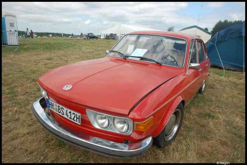Luxbug 2010: красный VW Passat B1 на лужайке фестиваля в Люксембурге