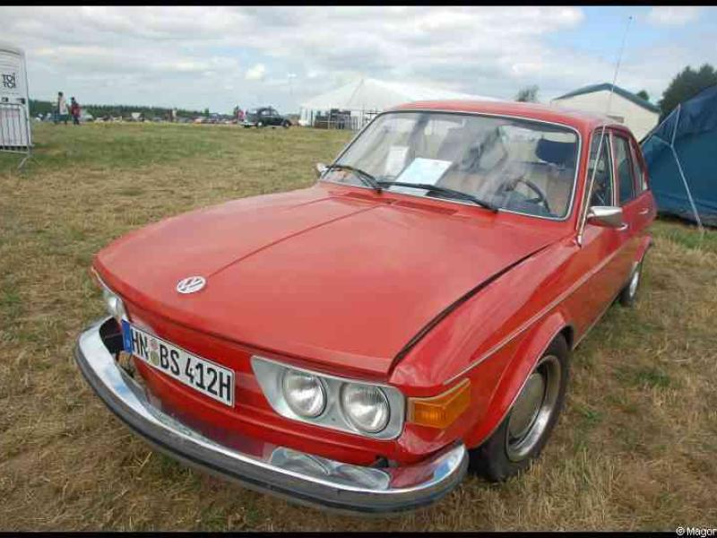 Luxbug 2010: красный VW Passat B1 на лужайке фестиваля в Люксембурге