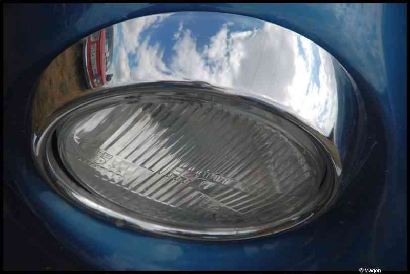 Luxbug 2010: отражение неба в хромированной фаре старого автомобиля