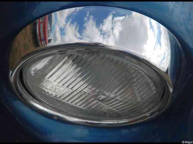 Luxbug 2010: отражение неба в хромированной фаре старого автомобиля