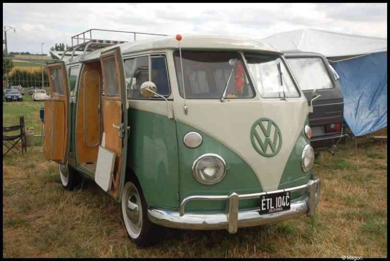 Зелёно-белый Volkswagen Type 2 с открытыми дверями на выставке в поле