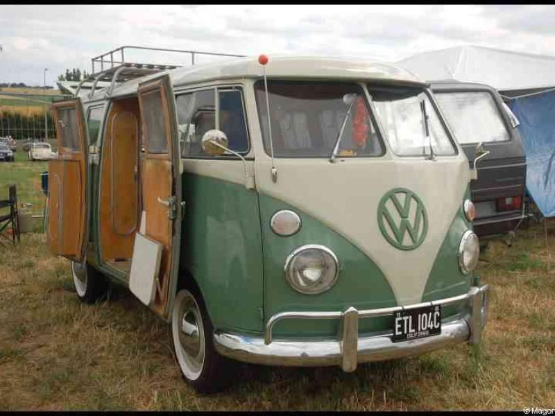 Зелёно-белый Volkswagen Type 2 с открытыми дверями на выставке в поле