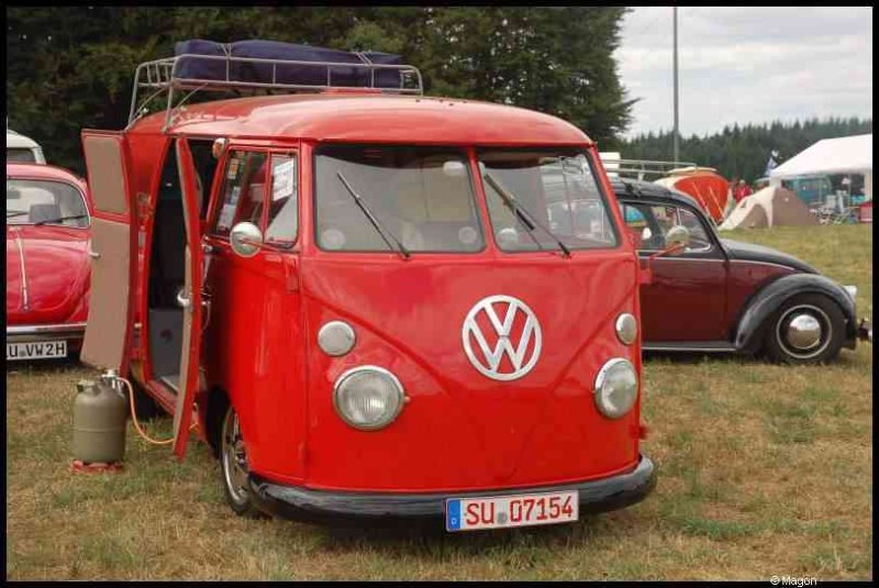 Luxbug 2010: красный VW Type 2 с баллоном и рюкзаком на крыше