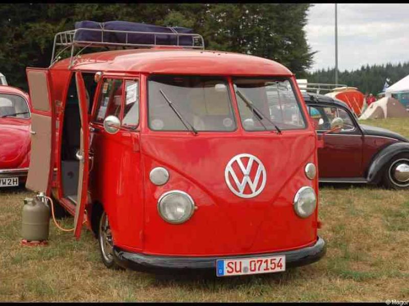 Luxbug 2010: красный VW Type 2 с баллоном и рюкзаком на крыше