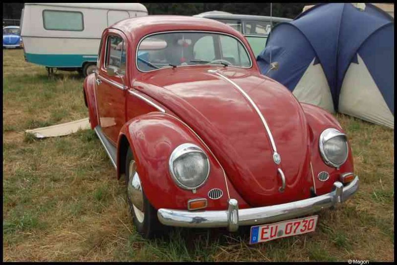 Luxbug 2010: красный Volkswagen Beetle на лужайке возле шатра