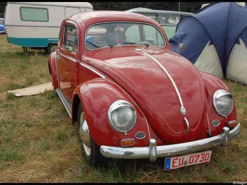 Luxbug 2010: красный Volkswagen Beetle на лужайке возле шатра