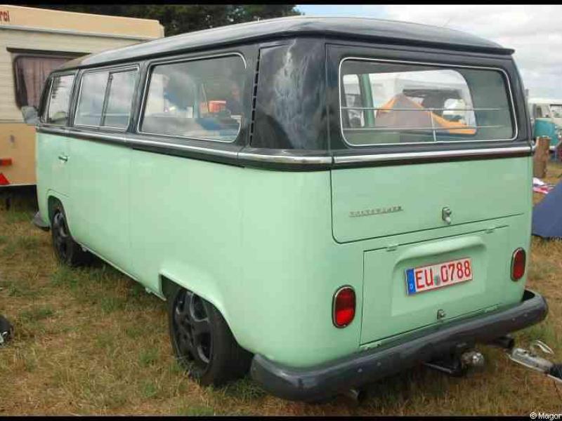 Luxbug 2010: мятно-зелёный VW Type 2 в люксембургском поле