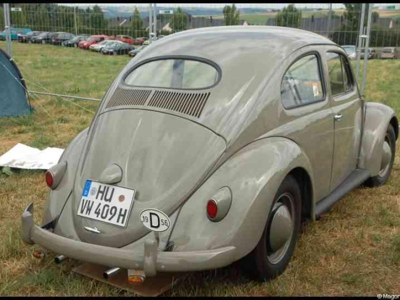 Luxbug 2010: серый Volkswagen Beetle на лужайке в Люксембурге