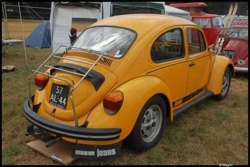 Luxbug 2010: жёлтый Вольксваген-бета с багажником и «jeans» на заднем бампере