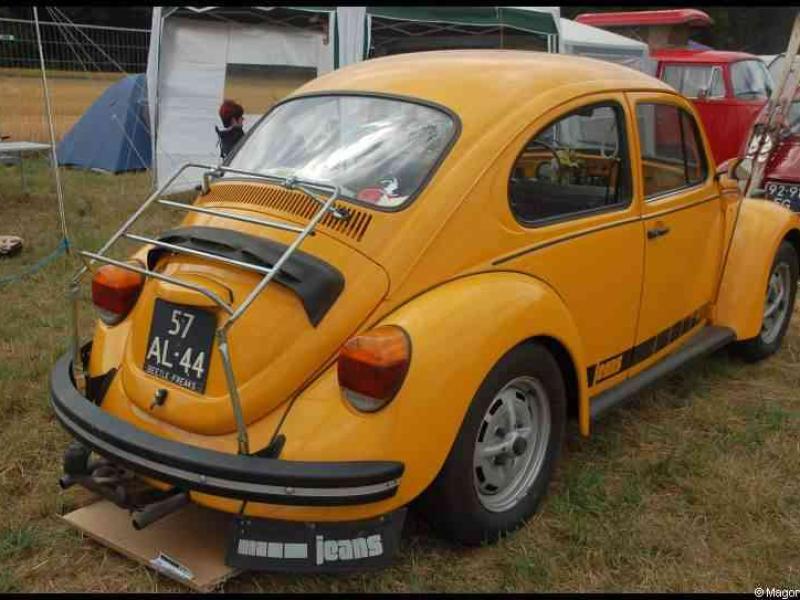 Luxbug 2010: жёлтый Вольксваген-бета с багажником и «jeans» на заднем бампере