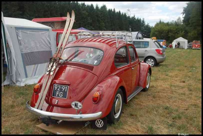 Luxbug 2010: красный VW Beetle с лыжами у палатки в Люксембурге