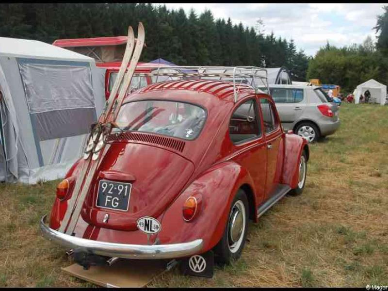 Luxbug 2010: красный VW Beetle с лыжами у палатки в Люксембурге