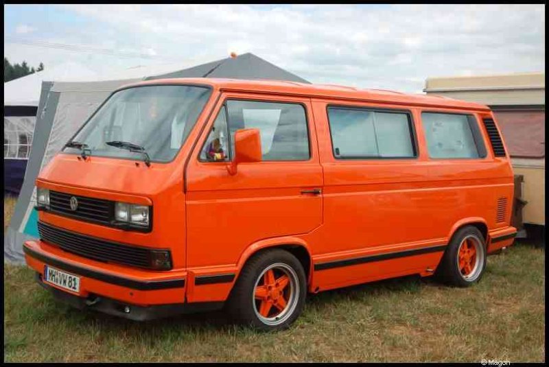 Luxbug 2010: оранжевый VW T3 на зелёной поляне в Люксембурге