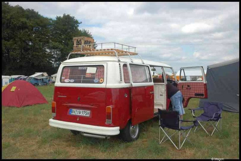 Luxbug 2010: красно-белый VW T2 с решетчатой дверью и багажником на крыше