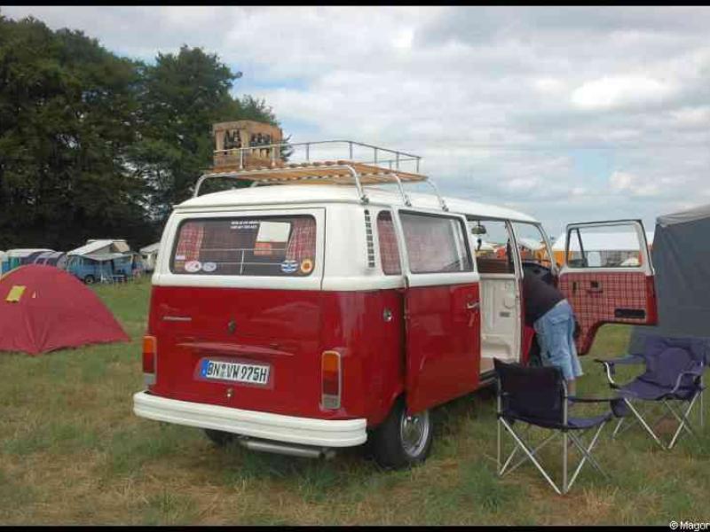 Luxbug 2010: красно-белый VW T2 с решетчатой дверью и багажником на крыше