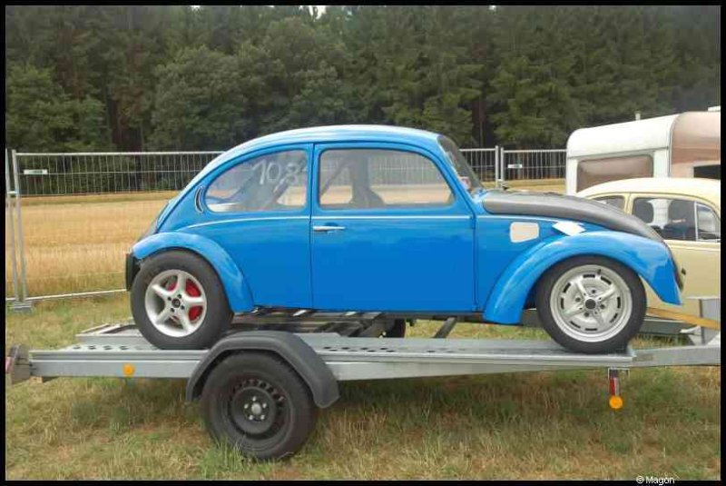 Luxbug 2010: синий VW Beetle на прицепе в Люксембурге