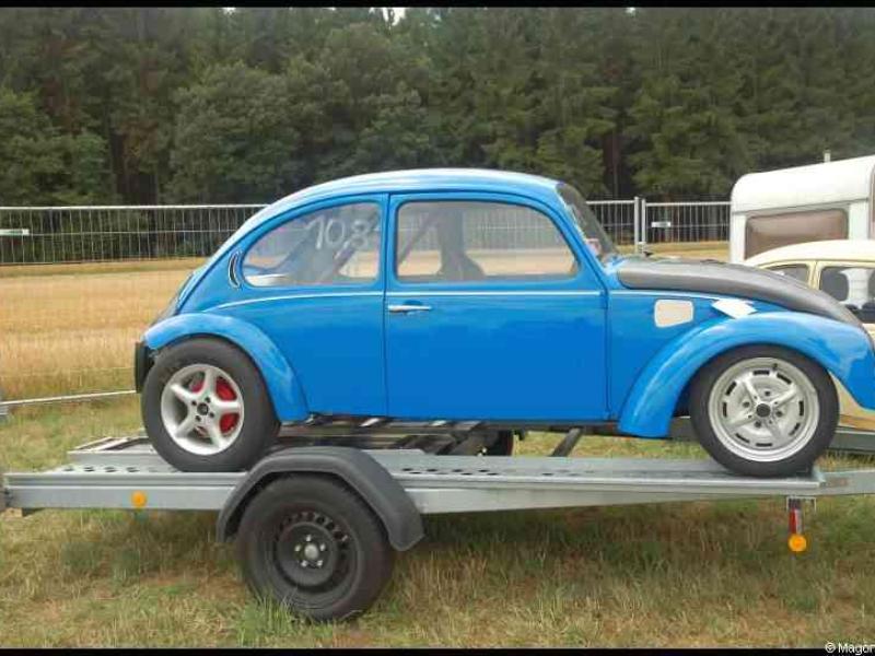 Luxbug 2010: синий VW Beetle на прицепе в Люксембурге