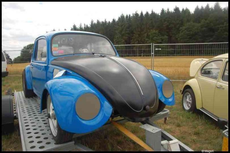 Luxbug 2010: синий кузов и чёрный капот на транспортной платформе в Люксембурге